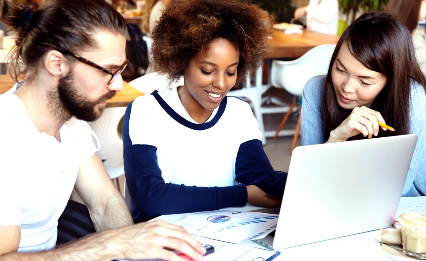 Entrepreneurs créatifs travaillant ensemble lors d'un atelier collaboratif