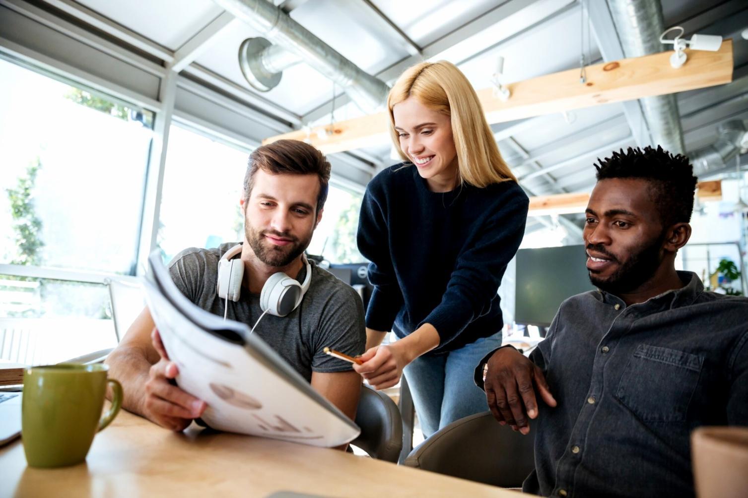 Équipe de conseillers financiers travaillant sur des solutions créatives